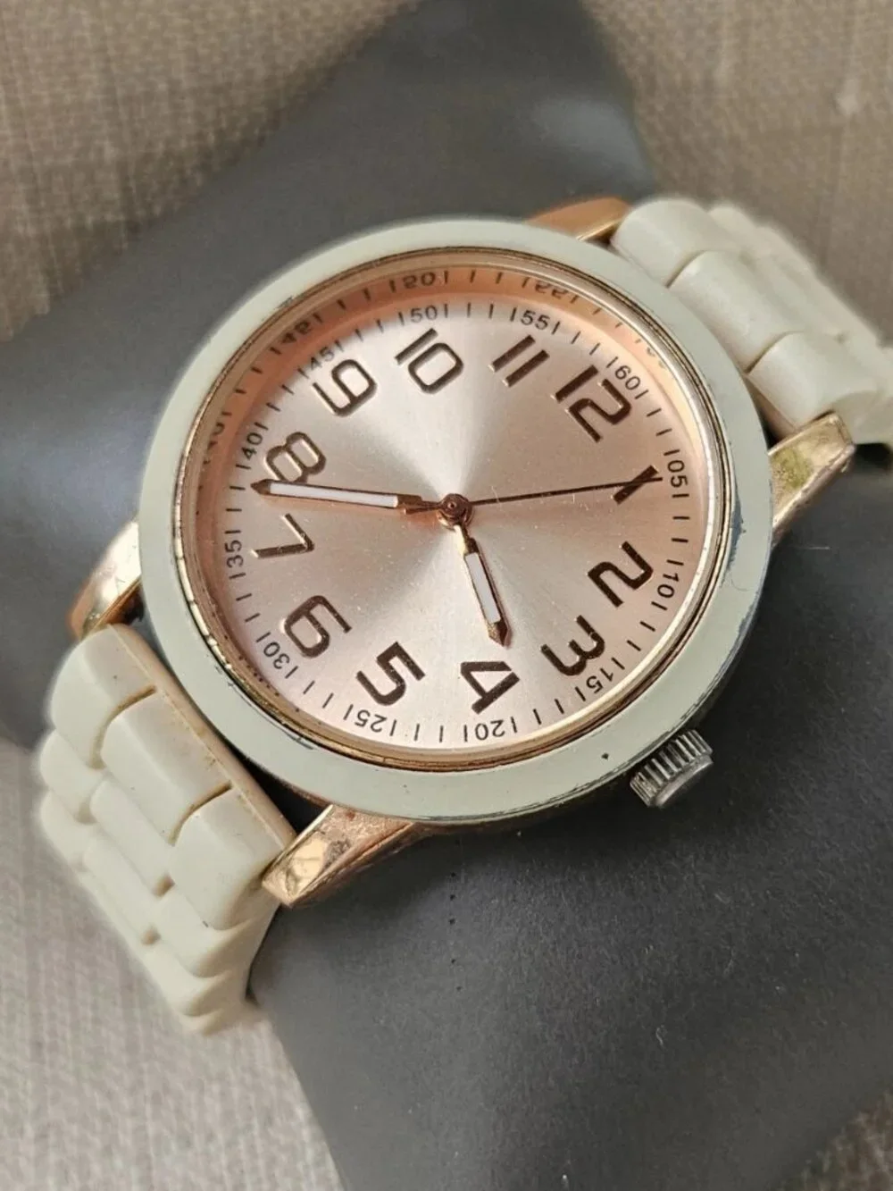 Fashion Wristwatch Beige Rubber Band Strap Quartz Analog Wrist Watch